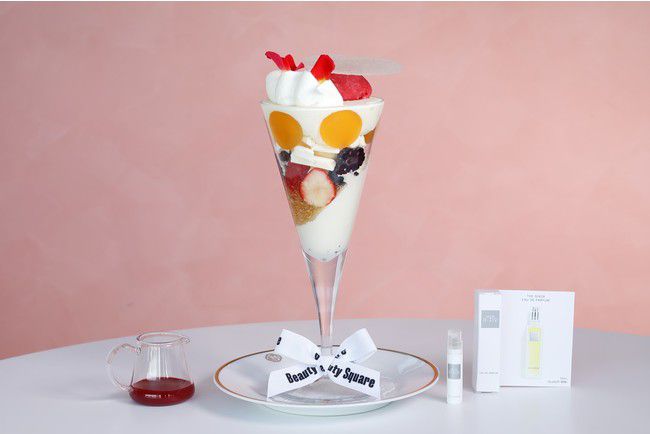 香水セットで女子力もUP！「ホワイトデースペシャルパフェ」原宿