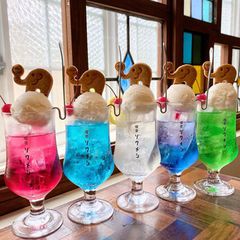 キラキラを閉じ込めた青春の味。オトナのための全国クリームソーダ図鑑