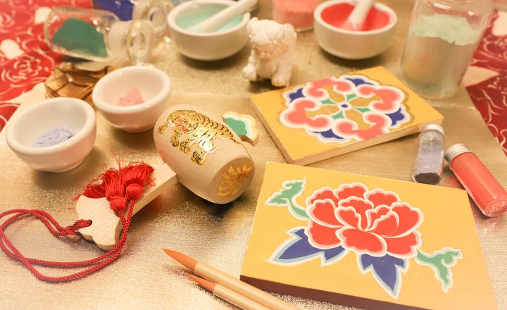 伝統的な絵付け体験！「界 日光」にて「社寺の修復に携わる伝統工芸士