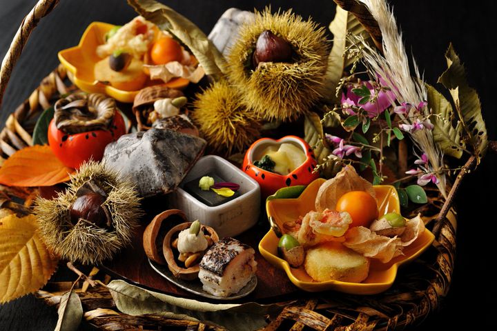 紅葉を望みながら秋の味覚を堪能する贅沢なひととき。「星のや