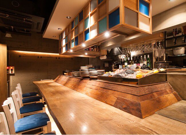 魚介をカジュアルに楽しむシーフードバー。六本木にて「#uni Seafood」オープン