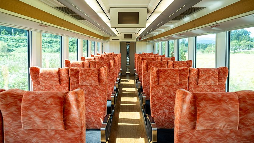 電車に乗って、まったりほっこりの春へ。かわいい観光列車で和む
