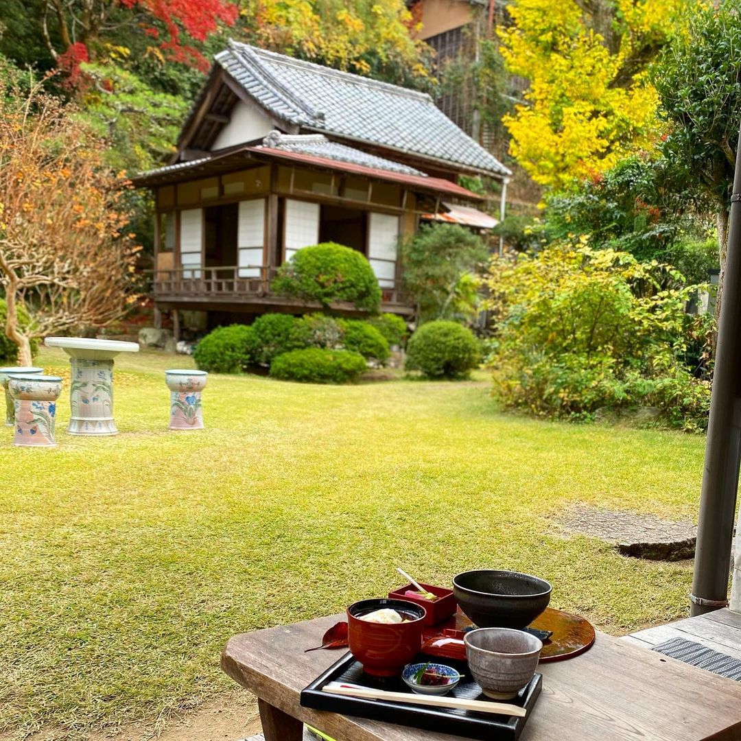 遊 鹿 里 茶屋