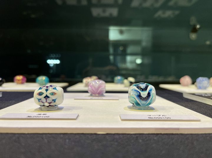 超レアマジカルミラーガラス大きな変形深鉢　孔雀　カーニバルガラス　神秘的な美しさ 煌めく巨大万華鏡と光と色が織りなすガラス作品を体感 三河工芸ガラス