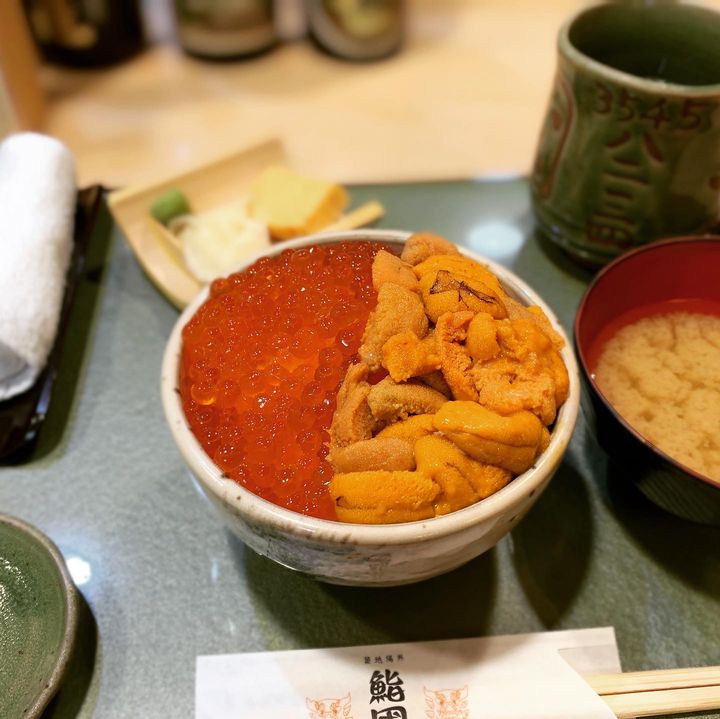 頬張る姿も素敵です。東京都内の“食欲旺盛彼女”も大満足する絶品丼ぶり10選