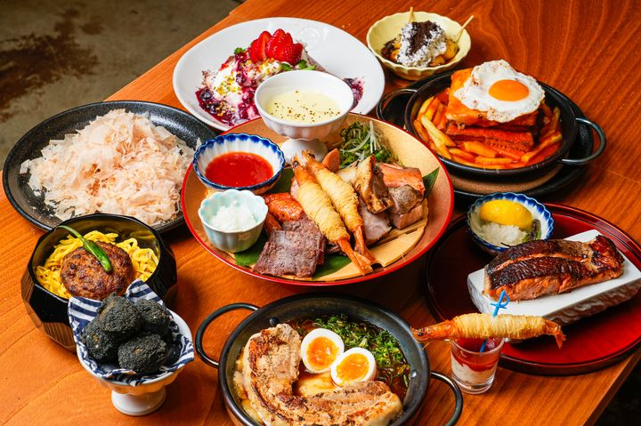 食堂の食卓は仕切り板の学生を分けて食事
