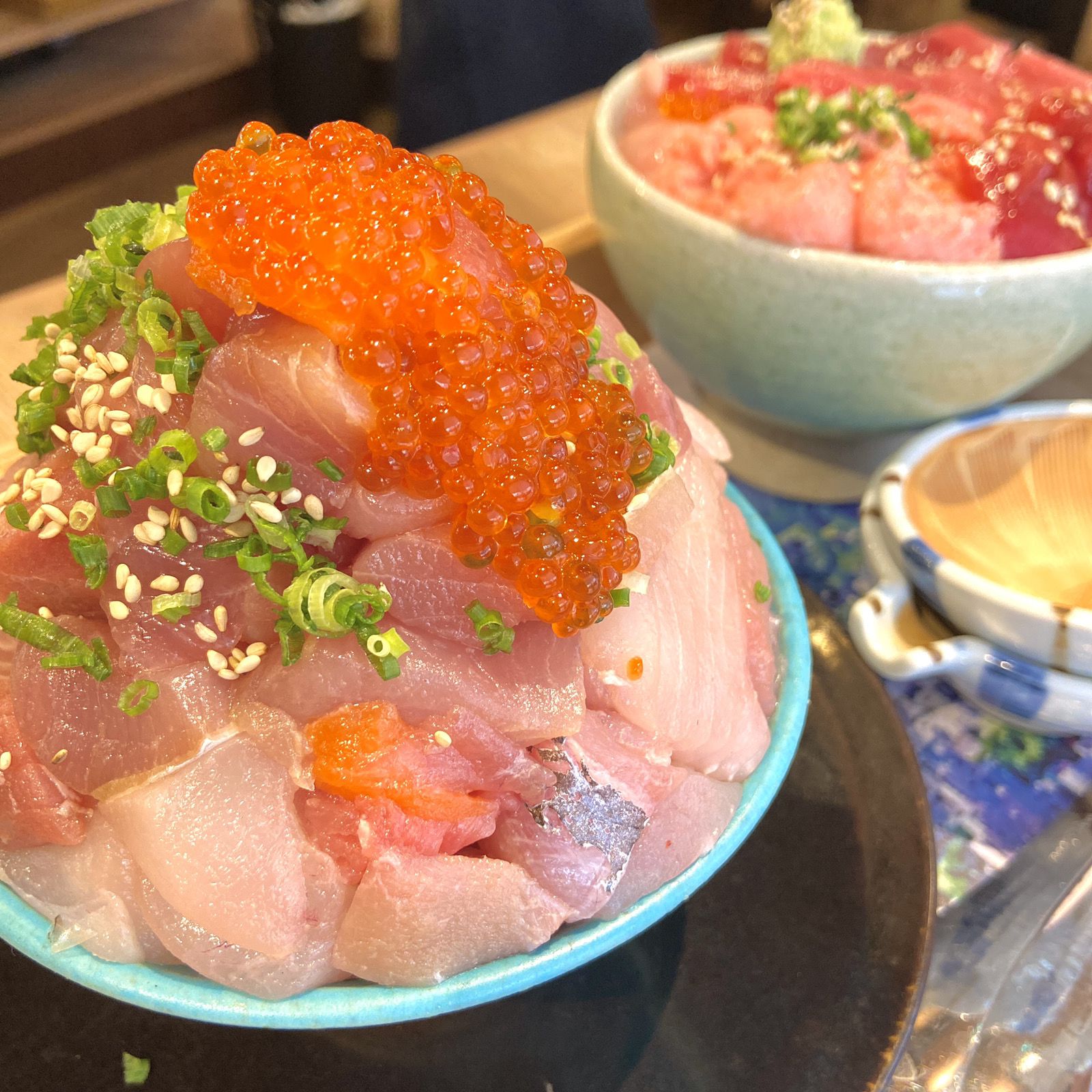 おいしい海鮮丼が食べたい!人気観光地”熱海”の有名海鮮丼のお店12選 | くふうトリップ(旧RETRIP)