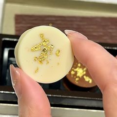 ダークブラウン 茶色 棚整理中 菓子の専門誌 パティシエ